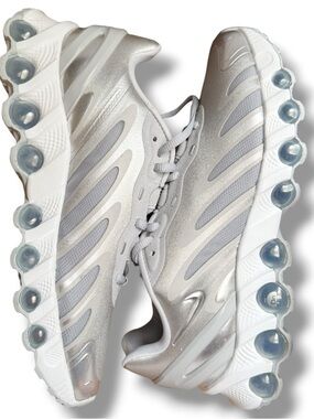 Nike Air Max DN8 Wolf Grey Metallic Silver- Woman’s Size 10